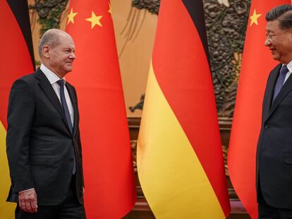 El presidente chino, Xi Jinping (derecha), recibe al canciller alemán, Olaf Scholz, en noviembre de 2022 en Pekín.