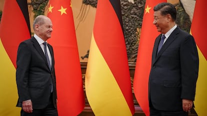 El presidente chino, Xi Jinping (derecha), recibe al canciller alemán, Olaf Scholz, en noviembre de 2022 en Pekín.