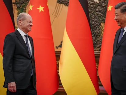 El presidente chino, Xi Jinping (derecha), recibe al canciller alemán, Olaf Scholz, en noviembre de 2022 en Pekín.