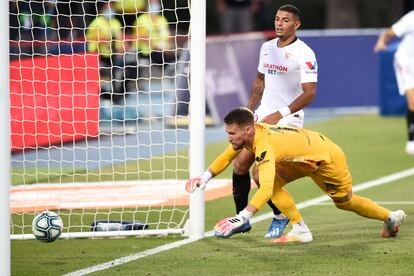 Vaclik no consigue evitar el gol en propia puerta de Diego Carlos, detrás de él.