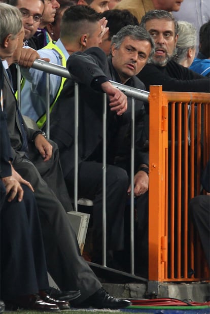 Mourinho, en la grada, tras ser expulsado.