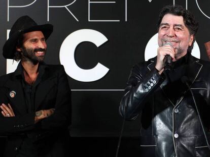 Joaqu&iacute;n Sabina (derecha), junto con Leiva, en la entrega de los Premios ICON, en octubre de 2016. 