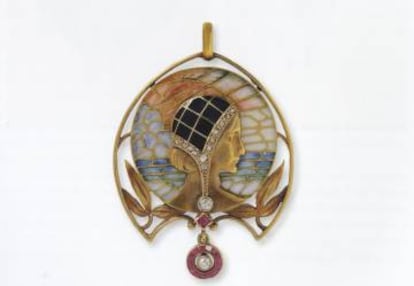 Broche de esmalte 'plique-à-jouer' creado el 1908 por Lluís Masriera.