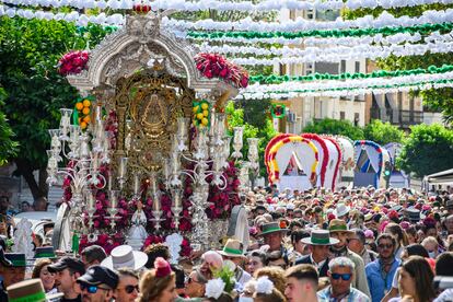 La carreta del Simpecado de la Hermandad de Triana pasa por la calle Castilla de Sevilla, el miércoles, tras emprender el camino hacia la aldea de El Rocío (Huelva).