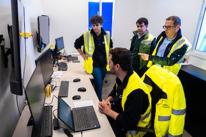 Responsables de la planta termosolar, en la sala de control que monitoriza todo el proceso.