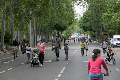 Zonas abiertas para uso peatonal en el Paseo del Prado durante el estado de alarma.