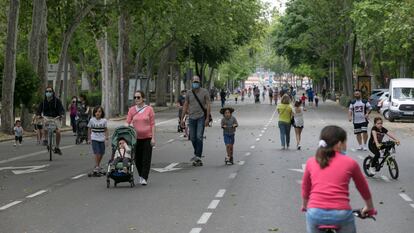 Zonas abiertas para uso peatonal en el Paseo del Prado durante el estado de alarma.