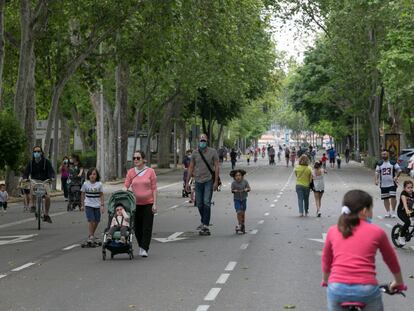 Zonas abiertas para uso peatonal en el Paseo del Prado durante el estado de alarma.