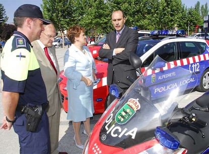 Sergio Gamón (segundo por la derecha), director general de Seguridad de la Comunidad de Madrid, durante la presentación de las BESCAM en Alpedrete.