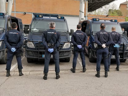 Agentes antidisturbios de Madrid, con guantes y mascarilla esta tarde, en apoyo del compañero apartado y por su propia seguridad.