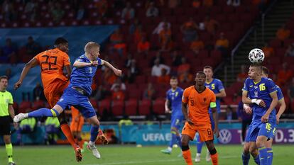 Dumfries marca de cabeza el gol de la victoria de Países Bajos.