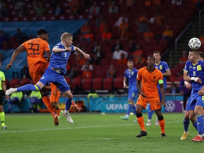 Dumfries marca de cabeza el gol de la victoria de Países Bajos.