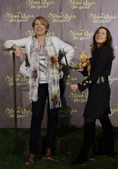 La actriz Emma Thompson junto a la directora Susan White, durante la presentación en Madrid de la película <i>La niñera mágica y el Big Bang</i>.