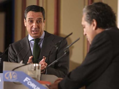 Eduardo Zaplana (de frente) y Diego López Garrido, durante el debate.