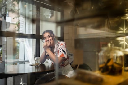 La actriz de doblaje Estel Tort en el bar Gula Sana de la calle Diputació de Barcelona.