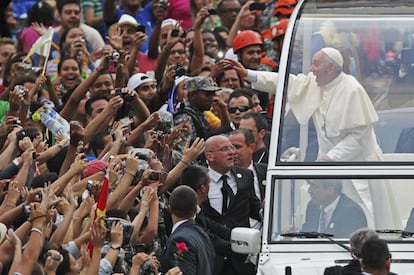 El papa ha recorrido las calles de R&iacute;o de Janeiro en un papam&oacute;vil abierto por los lados y en la parte trasera. 