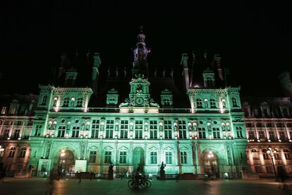 El Ayuntamiento de París se ilumina de verde para apoyar el Acuerdo Climático de París de 2015.