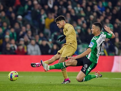 Pedri remata a la puerta del Betis ante la oposición de Luiz Felipe.