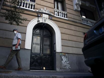 Vista del portal del inmueble del centro de Madrid, donde este sábado un hombre mató presuntamente a su padre.