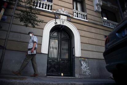 Vista del portal del inmueble del centro de Madrid, donde este sábado un hombre mató presuntamente a su padre.