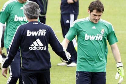 Mourinho y Casillas se saludan durante el entrenamiento de ayer en Valdebebas.