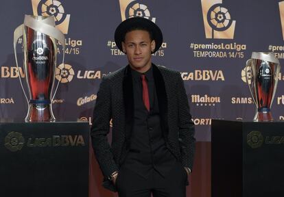 El jugador brasileño posa durante la ceremonia de premios de la LFP 2014-2015, en Barcelona, el 30 de noviembre de 2015.