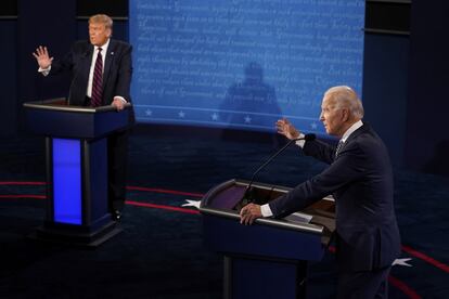 O presidente de EUA, Donald Trump (à esquerda), e o candidato democrata, Joe Biden, participam no primeiro debate para as eleições presidenciais no pavilhão Samson de Cleveland (Ohio), em agosto de 2020.