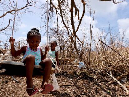 Tiquania Lewis, de dos años, juega con su hermana Tiquanisha, de cinco, en la isla de Anguilla.