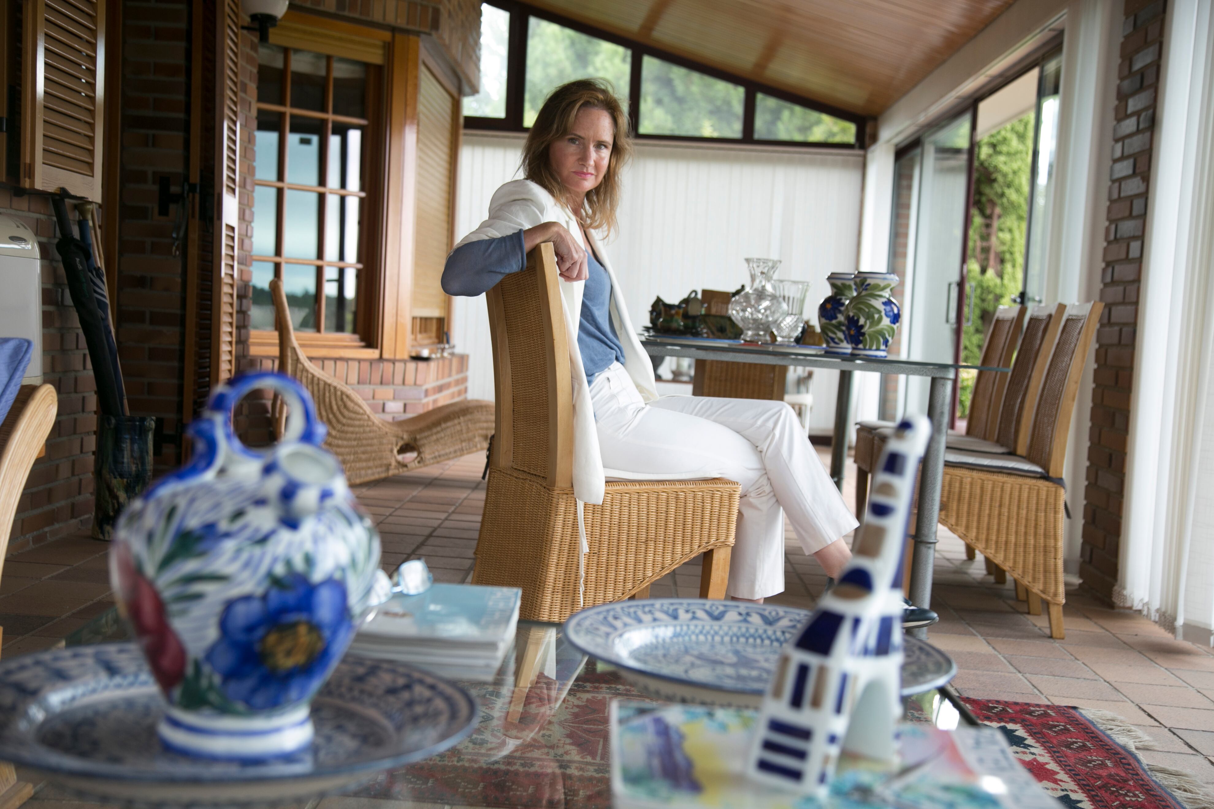 Ainhoa Larregui, gerente de La Moraleja Home Market, muestra los objetos que venderá en una casa de Pozuelo de Alarcón (Madrid), el 10 de septiembre.