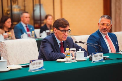Salvador Illa, durante la reunión este viernes en el Gran Palacio del Pueblo de Pekín con el vicepresidente del Legislativo chino, Wu Weihua, como parte de su visita oficial a China.