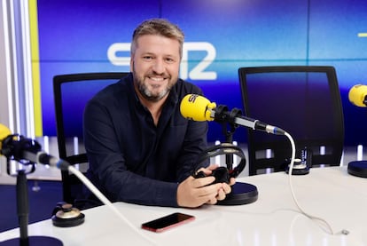 La cadena SER sigue liderando la audiencia de las radios generalistas con 4.143.000 oyentes, según la primera ola del Estudio General de Medios de 2023. La COPE se mantiene en segunda posición y Onda Cero se coloca tercera. El ranking de las cadenas temáticas lo encabeza Los 40, con 3.382.000 oyentes de lunes a viernes. Es la que más crece, con 454.000 oyentes más, mientras que la segunda más escuchada es Cadena 100 y la tercera, Cadena Dial. El total de oyentes diarios se sitúa en 22.754.000 personas, según el informe, que concluye que cada español consume 92 minutos al día de radio. PRISA Media es el grupo de radio más escuchado del país, con cuatro de cada diez oyentes. En la foto, Aimar Bretos (Hora 25).