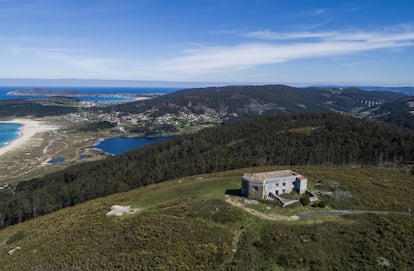 El antiguo semáforo abandonado en la cima del monte Ventoso.