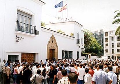 Asistentes a la manifestación ante la Embajada de España en Rabat ayer por la mañana.