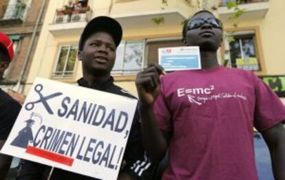 Organizaciones y colectivos frente al Hospital Gregorio Marañón de Madrid, contra la retirada de la tarjeta sanitaria a los inmigrantes.