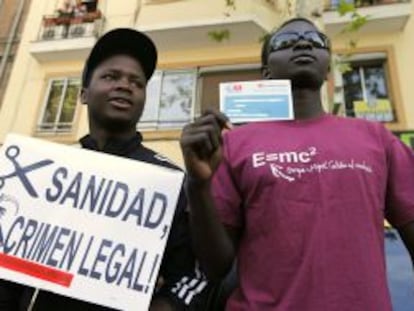 Organizaciones y colectivos frente al Hospital Gregorio Marañón de Madrid, contra la retirada de la tarjeta sanitaria a los inmigrantes.