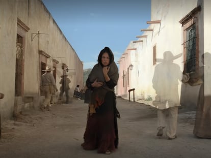 Eduvigues, interpretada por Dolores Heredia, camina entre fantasmas por las calles de Comala, en la película 'Pedro Páramo'.