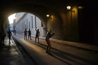 Varios niños juegan al béisbol, en una calle de La Habana (Cuba). El país registró 17 nuevos pacientes del coronavirus este martes, cuando cumple más de una semana sin muertes por covid-19.