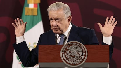 El presidente de México, Andrés Manuel López Obrador, habla este viernes durante su conferencia de prensa matutina en el Palacio Nacional de Ciudad de México.
