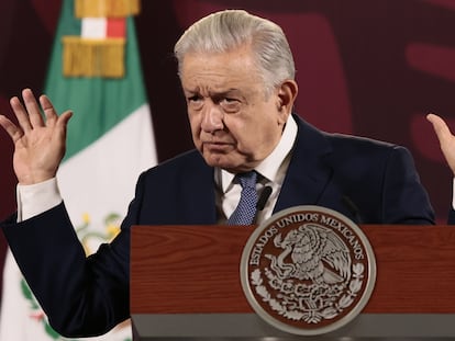 El presidente de México, Andrés Manuel López Obrador, habla este viernes durante su conferencia de prensa matutina en el Palacio Nacional de Ciudad de México.