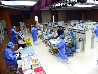 Sanitarios chinos atienden a pacientes de covid-19 en una UCI de un hospital de Cangzhou, en la provincia china de Hebei.