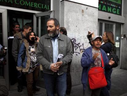 Los activistas abandonan su encierro en la sede de Bankia en Gran V&iacute;a.