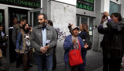 Los activistas abandonan su encierro en la sede de Bankia en Gran V&iacute;a.