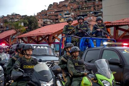 Distintos cuerpos de seguridad durante un despliegue antisecuestro en Caracas.