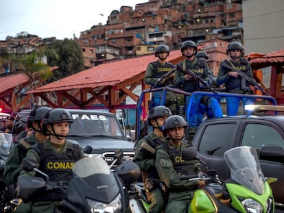 Distintos cuerpos de seguridad durante un despliegue antisecuestro en Caracas. 