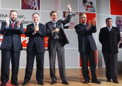 José Luis Rodríguez Zapatero saluda al público en Santiago flanqueado por candidatos del PSOE.