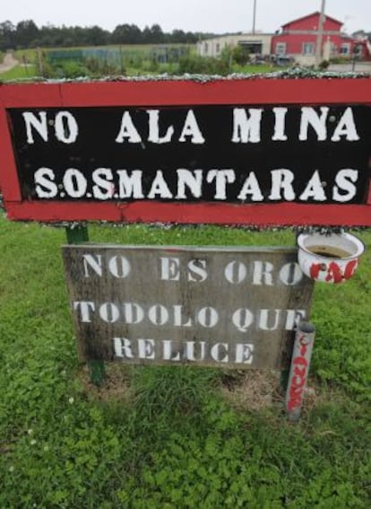 Cartel en contra de la mina en Tapia de Casariego (Asturias).