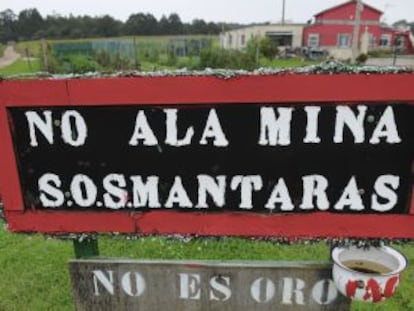 Cartel en contra de la mina en Tapia de Casariego (Asturias).