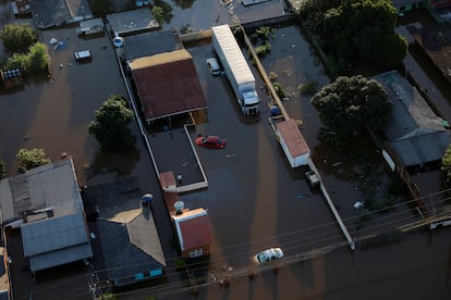 Edificios y vehículos parcialmente sumergidos en medio de las inundaciones en Canoas.