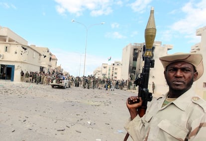 Un combatiente del Consejo Nacional Transitorio sujeta un lanza granadas durante los combates del 19 de octubre en Sirte.