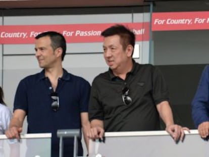Peter Lim, segundo por la izquierda, en Singapur. 